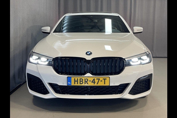 BMW 5 Serie 530e Business Edition Plus M Sport 19"/Schuif-kanteldak/Trekhaak/Camera/Stoelverwarming + memory/PDC v+a/LED