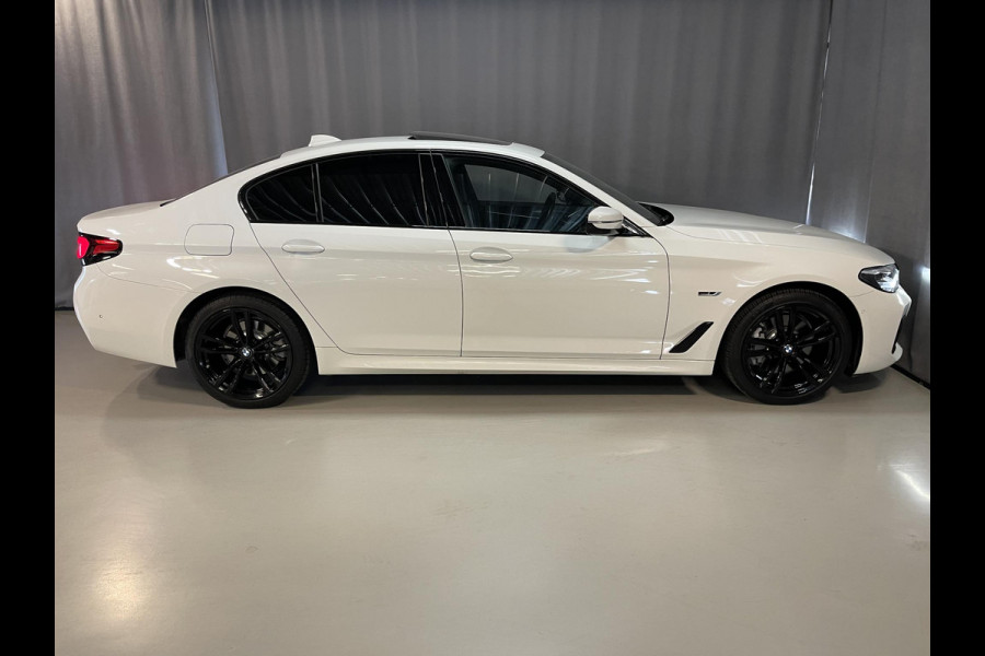 BMW 5 Serie 530e Business Edition Plus M Sport 19"/Schuif-kanteldak/Trekhaak/Camera/Stoelverwarming + memory/PDC v+a/LED