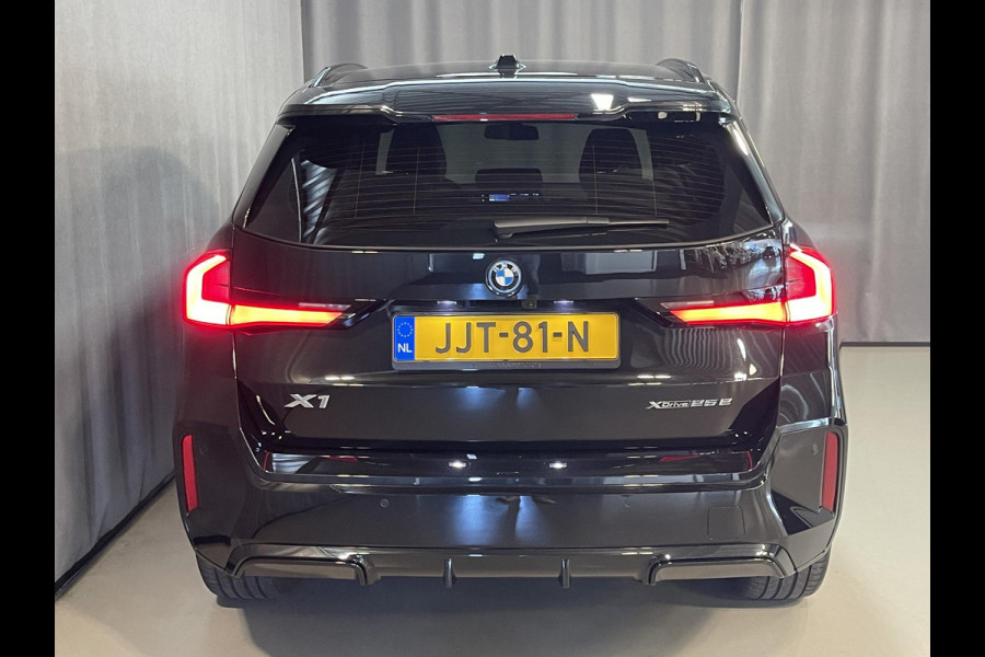 BMW X1 xDrive 25e M-Sport Shadow Line 18''/Sportstoelen/Keyless/Stoelverwarming/Camera/Elektrisch klep