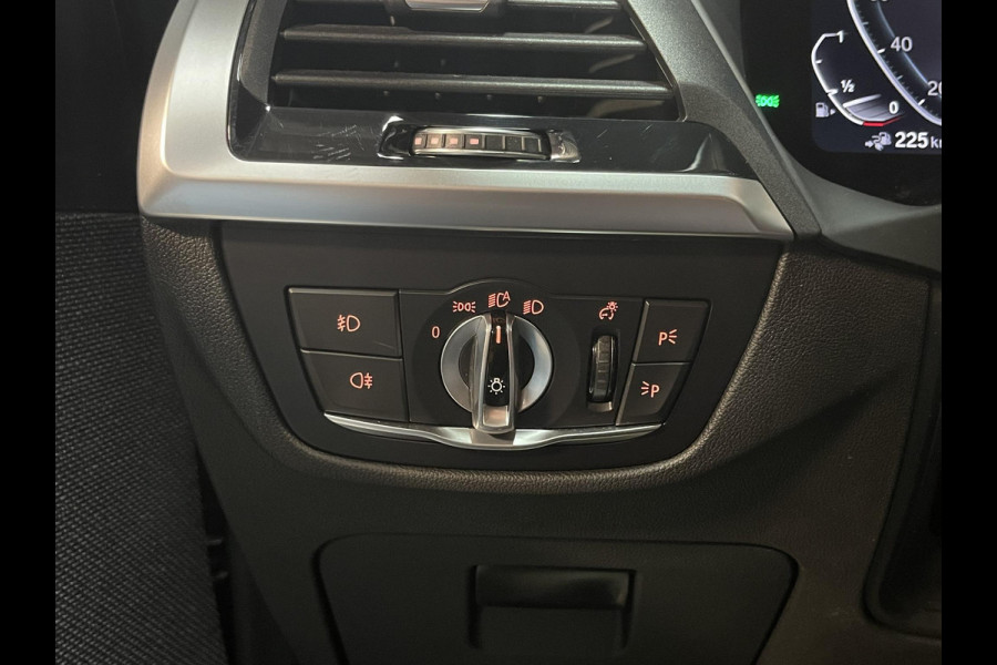 BMW X3 xDrive30e High Executive X Line 19"/Panoramadak/Trekhaak/360 camera/Adaptieve cruise/Dodehoek/Stoel + stuurverwarming/Head-up