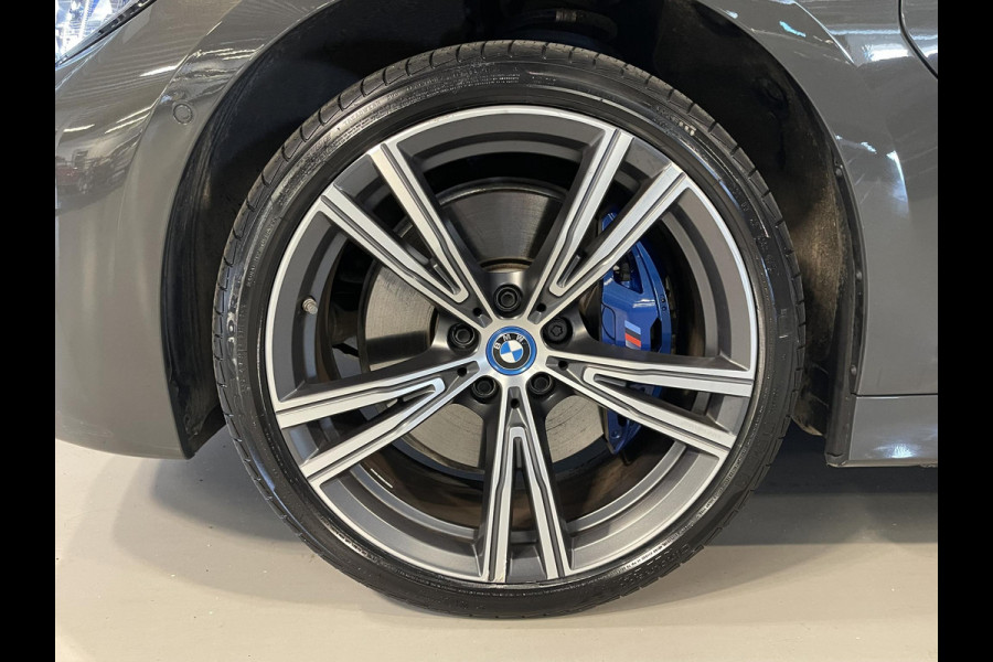 BMW 3 Serie Touring 330e xDrive High Executive 19"/Panoramadak/Adaptieve cruise/Stoelverwarming + memory/Laser LED/360 camera/Head-up/Keyless
