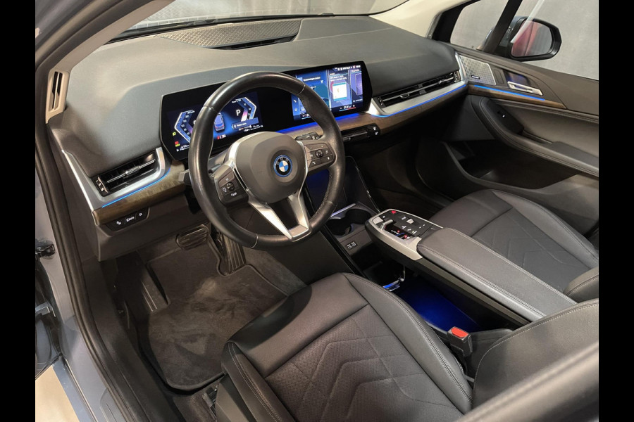 BMW 2 Serie Active Tourer 225e xDrive Luxury Line 17"/Leder + memory/Panoramadak/Stoelmassage/Harman Kardon/Camera/Head-up/Dodehoek/Apple Carplay & Android Auto