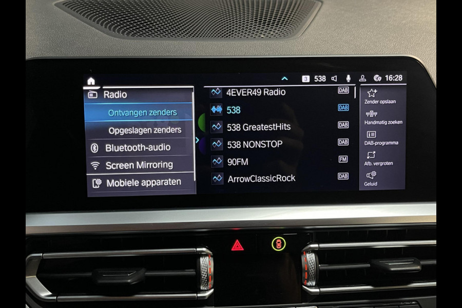 BMW 3 Serie Touring 330e xDrive Sport Line 18"/Sportstoelen + memory/Stoel + stuurverwarming/Keyless/PDC/Apple Carplay & Android Auto