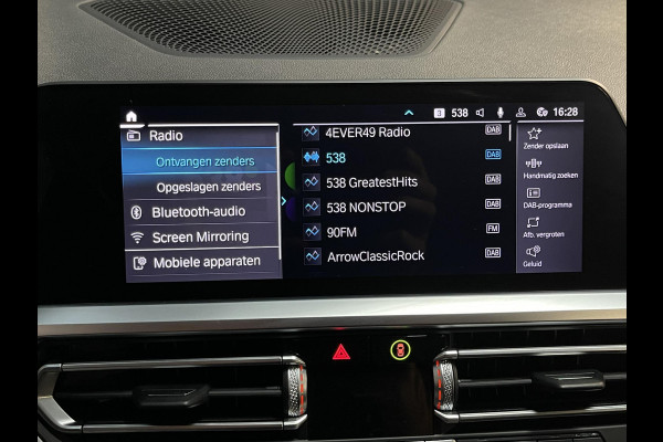 BMW 3 Serie Touring 330e xDrive Sport Line 18"/Sportstoelen + memory/Stoel + stuurverwarming/Keyless/PDC/Apple Carplay & Android Auto