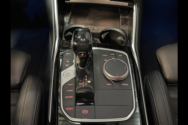 BMW 3 Serie Touring 330e xDrive Sport Line 18"/Sportstoelen + memory/Stoel + stuurverwarming/Keyless/PDC/Apple Carplay & Android Auto