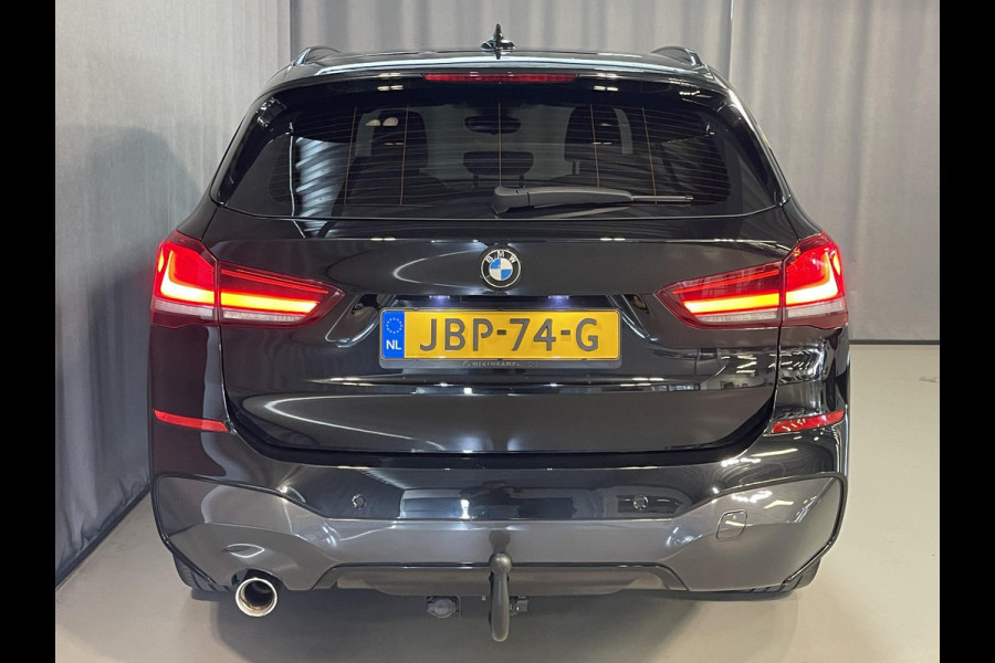 BMW X1 xDrive25e High Executive M Sport 18''/VOL Leder/Trekhaak/Stoelverwarming/Sportstoelen/Elektrische Klep/LED/DAB/Navigatie/PDC