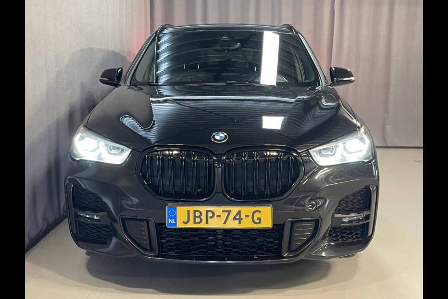 BMW X1 xDrive25e High Executive M Sport 18''/VOL Leder/Trekhaak/Stoelverwarming/Sportstoelen/Elektrische Klep/LED/DAB/Navigatie/PDC