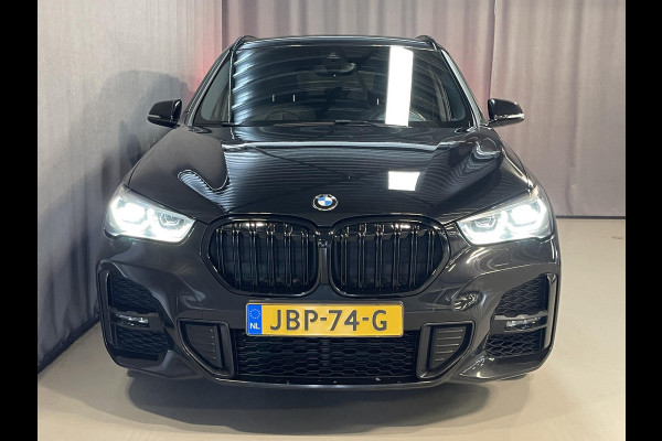 BMW X1 xDrive25e High Executive M Sport 18''/VOL Leder/Trekhaak/Stoelverwarming/Sportstoelen/Elektrische Klep/LED/DAB/Navigatie/PDC