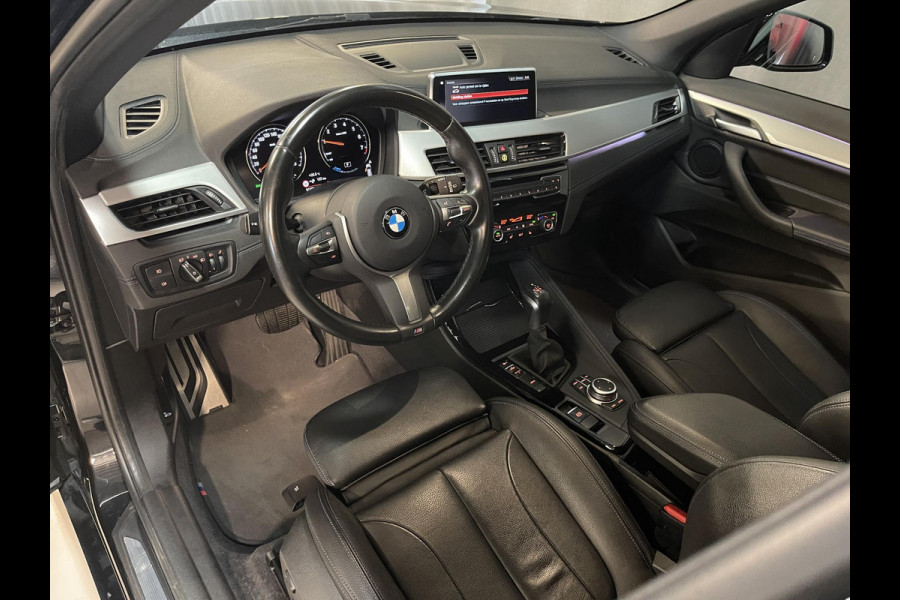 BMW X1 xDrive25e High Executive M Sport 18''/VOL Leder/Trekhaak/Stoelverwarming/Sportstoelen/Elektrische Klep/LED/DAB/Navigatie/PDC