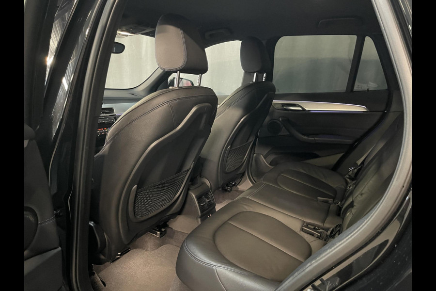 BMW X1 xDrive25e High Executive M Sport 18''/VOL Leder/Trekhaak/Stoelverwarming/Sportstoelen/Elektrische Klep/LED/DAB/Navigatie/PDC