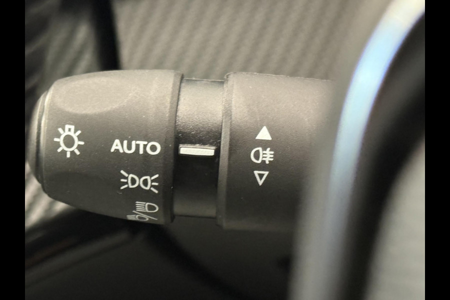 Peugeot 2008 1.2 Puretech Allure 100pk Navigatie Camera Apple Carplay Android Auto Parkeersensoren Cruise Control Stoelverwarming Climate Control Lichtmetalen velgen