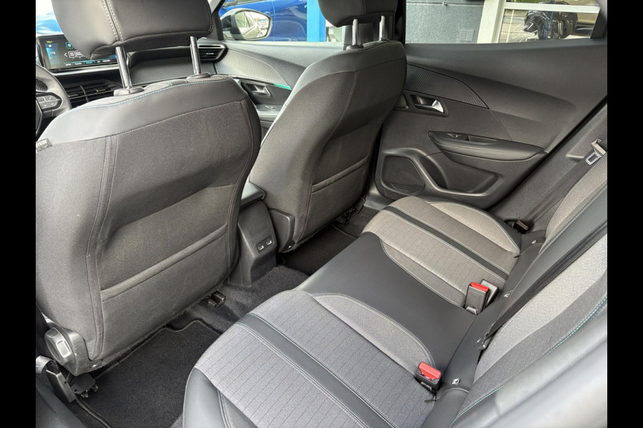 Peugeot e-2008 EV Allure Pack 50 kWh | 93,9% SOH | Navi | Achteruitrijcamera | Cruise Control | Climate Control | Dealer onderhouden |