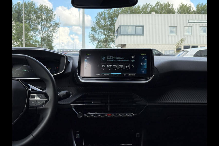 Peugeot e-2008 EV Allure Pack 50 kWh | 93,9% SOH | Navi | Achteruitrijcamera | Cruise Control | Climate Control | Dealer onderhouden |