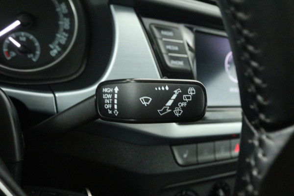 Škoda Fabia 1.0 TSI Sport business (TREKHAAK, CAMERA, STOELVERWARMING, CRUISE CONTROL, PARKEERSENSOREN)