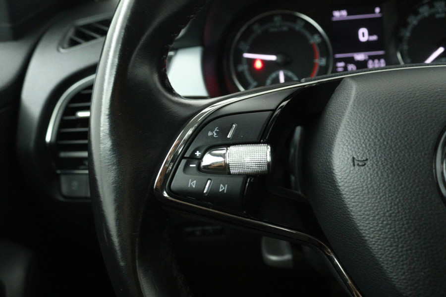 Škoda Fabia 1.0 TSI Sport business (TREKHAAK, CAMERA, STOELVERWARMING, CRUISE CONTROL, PARKEERSENSOREN)