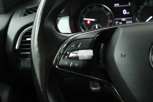Škoda Fabia 1.0 TSI Sport business (TREKHAAK, CAMERA, STOELVERWARMING, CRUISE CONTROL, PARKEERSENSOREN)