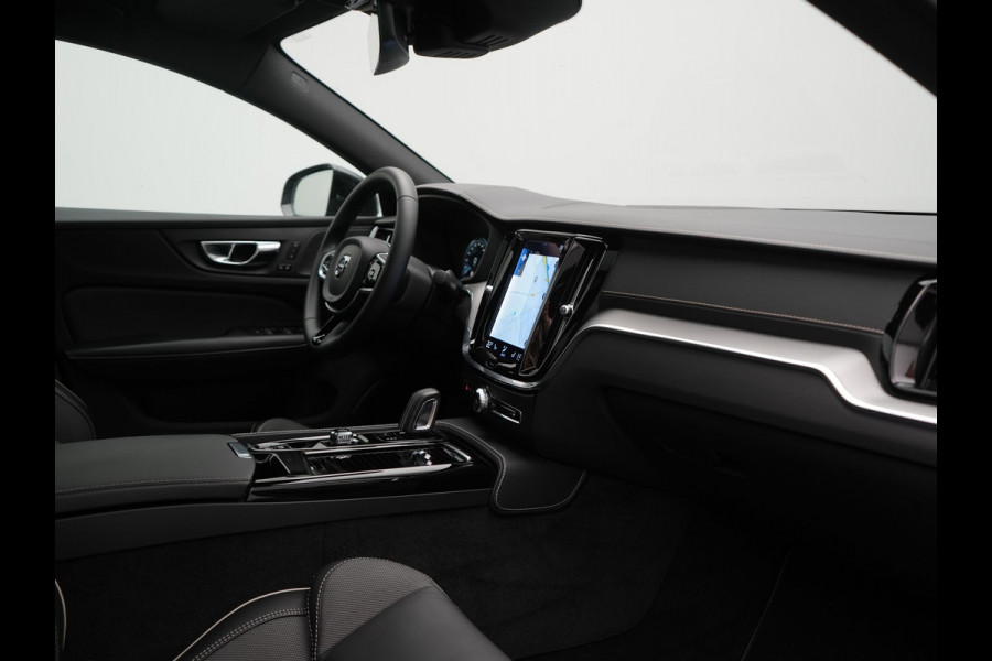 Volvo S60 T8 AWD R Design Polestar Engineerd PHEV 405pk Dealer O.H. | Panodak | Adaptive Cruise | Camera | Harman / Kardon | Lederen Sportstoelen Memory & Verwarmd | Keyless | Stuur Verwarmd | Apple Carplay | Navigatie | DAB | Plug In Hybrid |