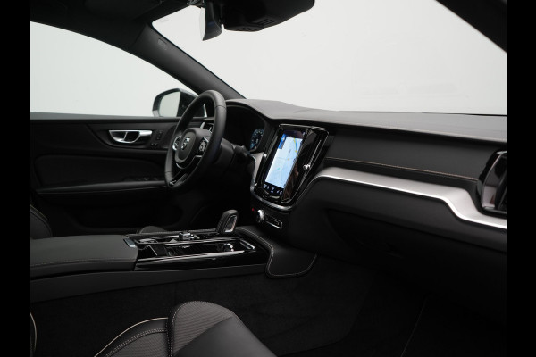 Volvo S60 T8 AWD R Design Polestar Engineerd PHEV 405pk Dealer O.H. | Panodak | Adaptive Cruise | Camera | Harman / Kardon | Lederen Sportstoelen Memory & Verwarmd | Keyless | Stuur Verwarmd | Apple Carplay | Navigatie | DAB | Plug In Hybrid |