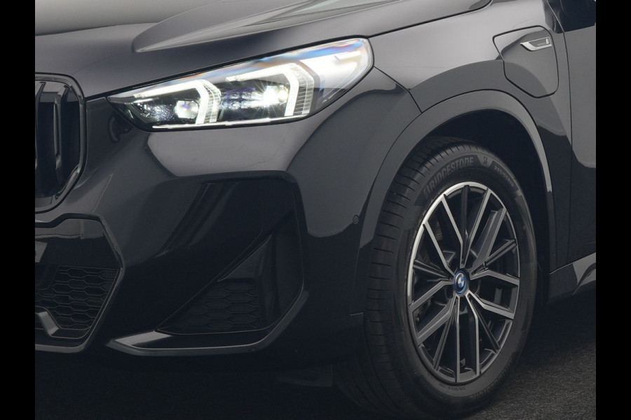 BMW X1 xDrive25e M Sport PHEV 245pk Dealer O.H. | Trekhaak Af Fabriek | Camera | Alcantara Sportstoelen Memory & Verwarmd | Adaptief Onderstel | Keyless | Sfeerverlichting | Adaptive LED | Widescreen Navi | DAB | Plug In Hybrid |