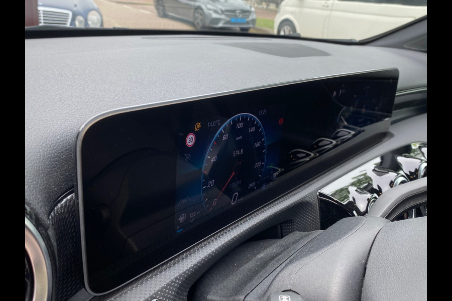 Mercedes-Benz A-Klasse 200 AUTOMAAT/WIDESCREEN/CAMERA/18INCH AMG