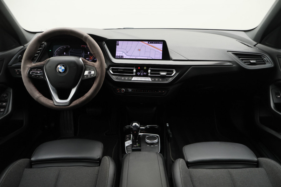 BMW 1-serie 118i Executive Edition Virtual Cockpit, Cruise, Apple Carplay, LED, Rijstrooksensor, Trekhaak, 17''