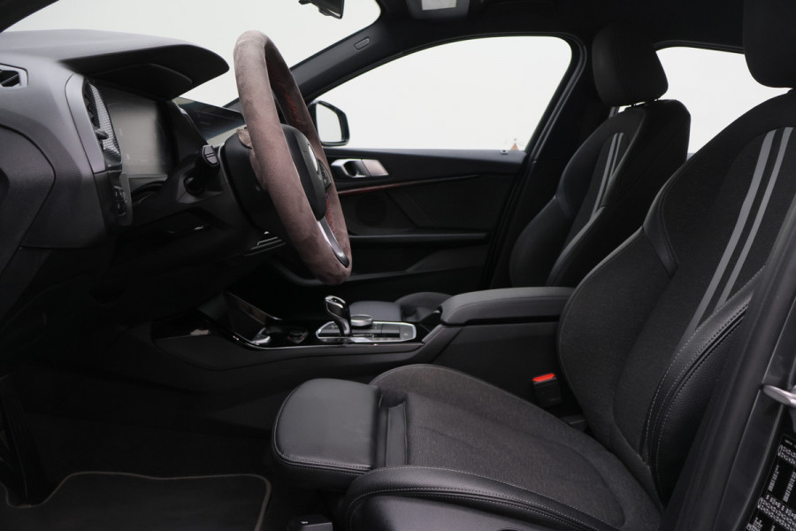 BMW 1-serie 118i Executive Edition Virtual Cockpit, Cruise, Apple Carplay, LED, Rijstrooksensor, Trekhaak, 17''
