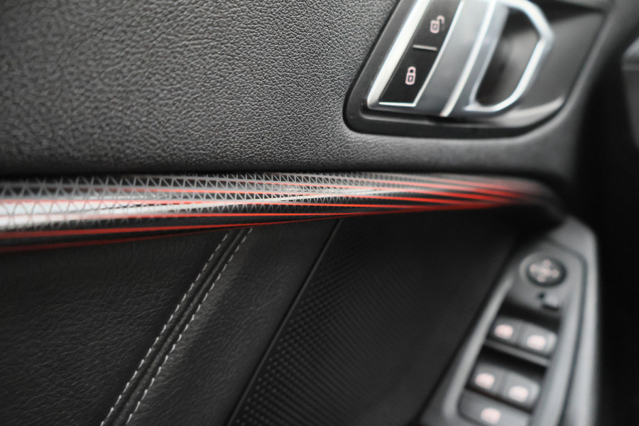 BMW 1-serie 118i Executive Edition Virtual Cockpit, Cruise, Apple Carplay, LED, Rijstrooksensor, Trekhaak, 17''