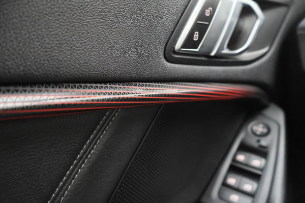 BMW 1-serie 118i Executive Edition Virtual Cockpit, Cruise, Apple Carplay, LED, Rijstrooksensor, Trekhaak, 17''