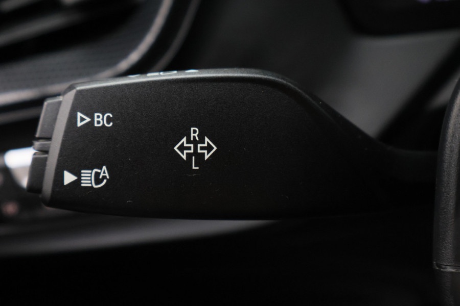 BMW 1-serie 118i Executive Edition Virtual Cockpit, Cruise, Apple Carplay, LED, Rijstrooksensor, Trekhaak, 17''