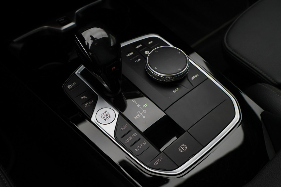 BMW 1-serie 118i Executive Edition Virtual Cockpit, Cruise, Apple Carplay, LED, Rijstrooksensor, Trekhaak, 17''
