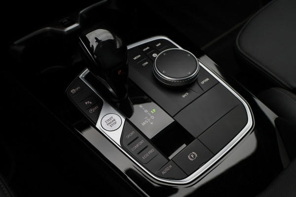 BMW 1-serie 118i Executive Edition Virtual Cockpit, Cruise, Apple Carplay, LED, Rijstrooksensor, Trekhaak, 17''