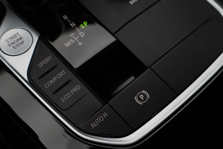 BMW 1-serie 118i Executive Edition Virtual Cockpit, Cruise, Apple Carplay, LED, Rijstrooksensor, Trekhaak, 17''