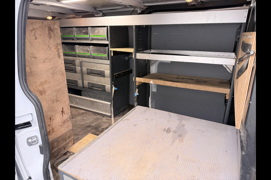 Ford Transit Custom 320 2.0TDCI 130PK L2H1 Camera Trekhaak Stoelverwarming Euro 6 Airco Navi Cruise Control Bluetooth Pdc Trend Sidebars Betonplex Vloer Wandbetimmering Inbouwkasten 2.800KG Trekgewicht Origineel Nederlandse Bus