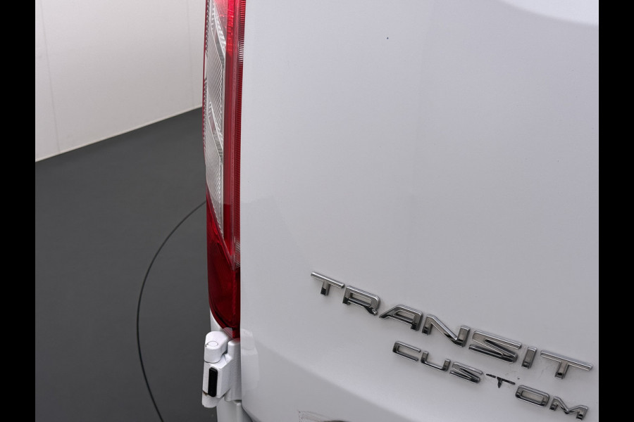 Ford Transit Custom 320 2.0TDCI 130PK L2H1 Camera Trekhaak Stoelverwarming Euro 6 Airco Navi Cruise Control Bluetooth Pdc Trend Sidebars Betonplex Vloer Wandbetimmering Inbouwkasten 2.800KG Trekgewicht Origineel Nederlandse Bus
