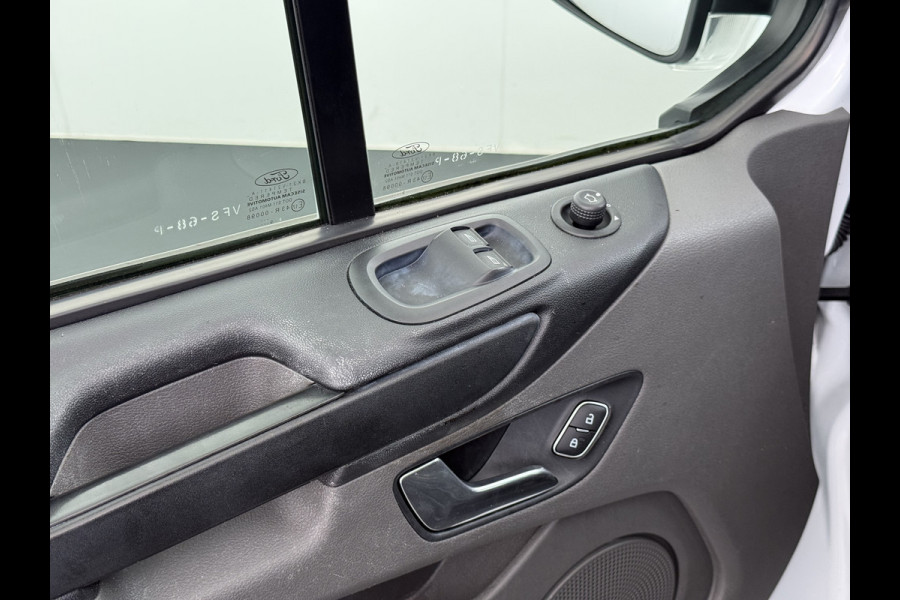 Ford Transit Custom 320 2.0TDCI 130PK L2H1 Camera Trekhaak Stoelverwarming Euro 6 Airco Navi Cruise Control Bluetooth Pdc Trend Sidebars Betonplex Vloer Wandbetimmering Inbouwkasten 2.800KG Trekgewicht Origineel Nederlandse Bus