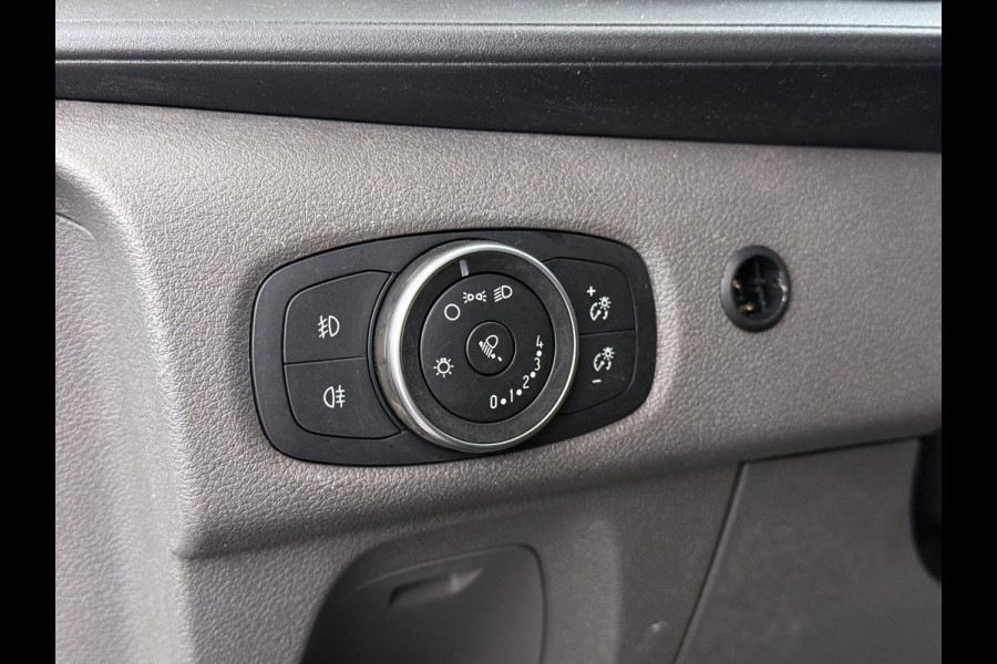 Ford Transit Custom 320 2.0TDCI 130PK L2H1 Camera Trekhaak Stoelverwarming Euro 6 Airco Navi Cruise Control Bluetooth Pdc Trend Sidebars Betonplex Vloer Wandbetimmering Inbouwkasten 2.800KG Trekgewicht Origineel Nederlandse Bus