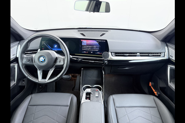 BMW iX1 xDrive30 313PK 4WD M-Pack Launch Edition SOH 100% Leder Harman/Kardon®-Audio Android Auto Apple Carplay Camera Adaptief onderste AWD Live Cockpit Plus Privacy Glas Led Elek.Achterklep Lmv 19" Isofix DAB Origineel Nederlandse Auto