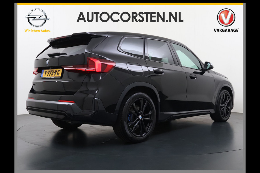 BMW iX1 xDrive30 313PK 4WD M-Pack Launch Edition SOH 100% Leder Harman/Kardon®-Audio Android Auto Apple Carplay Camera Adaptief onderste AWD Live Cockpit Plus Privacy Glas Led Elek.Achterklep Lmv 19" Isofix DAB Origineel Nederlandse Auto