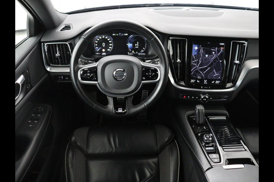 Volvo V60 2.0 T8 Twin Engine AWD R-Design | Trekhaak | Stoelverwarming | Carplay | Sportstoelen | Half leder | Navigatie | Camera | Side Assist | 19'' velgen | Full LED | Standkachel | Cruise control | PHEV | Plug In