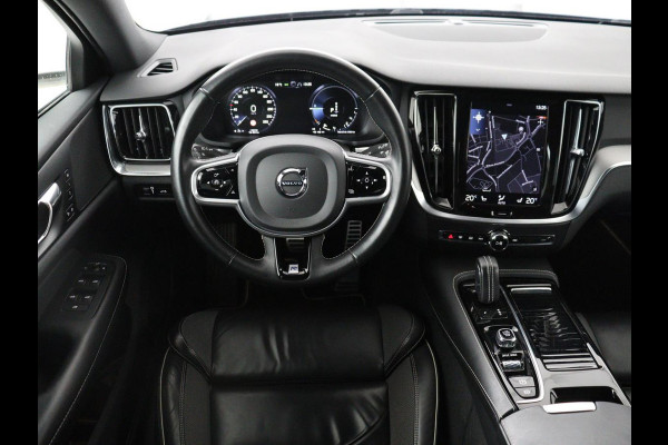 Volvo V60 2.0 T8 Twin Engine AWD R-Design | Trekhaak | Stoelverwarming | Carplay | Sportstoelen | Half leder | Navigatie | Camera | Side Assist | 19'' velgen | Full LED | Standkachel | Cruise control | PHEV | Plug In