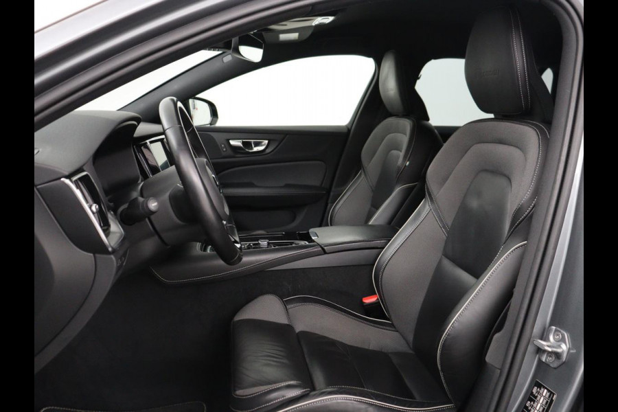 Volvo V60 2.0 T8 Twin Engine AWD R-Design | Trekhaak | Stoelverwarming | Carplay | Sportstoelen | Half leder | Navigatie | Camera | Side Assist | 19'' velgen | Full LED | Standkachel | Cruise control | PHEV | Plug In