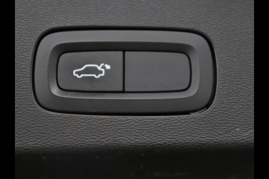 Volvo V60 2.0 T8 Twin Engine AWD R-Design | Trekhaak | Stoelverwarming | Carplay | Sportstoelen | Half leder | Navigatie | Camera | Side Assist | 19'' velgen | Full LED | Standkachel | Cruise control | PHEV | Plug In