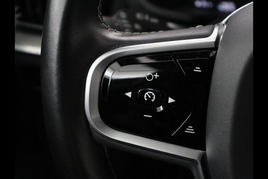 Volvo V60 2.0 T8 Twin Engine AWD R-Design | Trekhaak | Stoelverwarming | Carplay | Sportstoelen | Half leder | Navigatie | Camera | Side Assist | 19'' velgen | Full LED | Standkachel | Cruise control | PHEV | Plug In