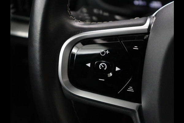 Volvo V60 2.0 T8 Twin Engine AWD R-Design | Trekhaak | Stoelverwarming | Carplay | Sportstoelen | Half leder | Navigatie | Camera | Side Assist | 19'' velgen | Full LED | Standkachel | Cruise control | PHEV | Plug In