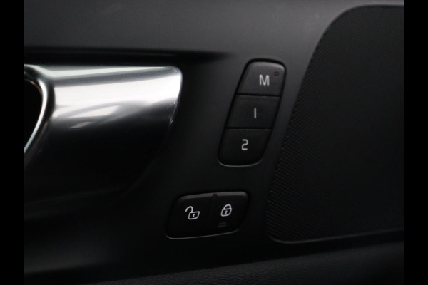 Volvo V60 2.0 T8 Twin Engine AWD R-Design | Trekhaak | Stoelverwarming | Carplay | Sportstoelen | Half leder | Navigatie | Camera | Side Assist | 19'' velgen | Full LED | Standkachel | Cruise control | PHEV | Plug In