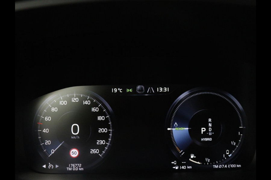 Volvo V60 2.0 T8 Twin Engine AWD R-Design | Trekhaak | Stoelverwarming | Carplay | Sportstoelen | Half leder | Navigatie | Camera | Side Assist | 19'' velgen | Full LED | Standkachel | Cruise control | PHEV | Plug In