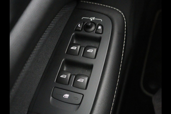 Volvo V60 2.0 T8 Twin Engine AWD R-Design | Trekhaak | Stoelverwarming | Carplay | Sportstoelen | Half leder | Navigatie | Camera | Side Assist | 19'' velgen | Full LED | Standkachel | Cruise control | PHEV | Plug In