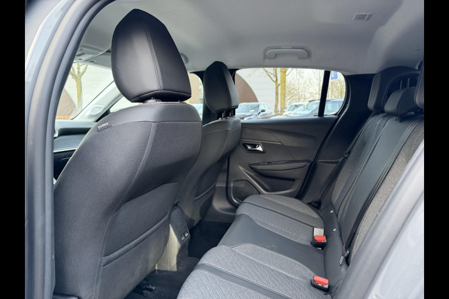 Peugeot 208 Hybrid e-DCS6 Allure VAN: 23.900,- VOOR: 20.877,- UW WKVOORDEEL: 3.023,- | RIJKLAARPRIJS | FABRIEKSGARANTIE t/m 03-2027 | TOPSTAAT! | KEYLESS ENTRY | APPLE CARPLAY-ANDROID AUTO| PARKEERSENSOREN VOOR EN ACHTER |