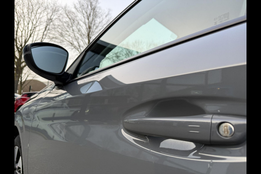 Peugeot 208 Hybrid e-DCS6 Allure VAN: 23.900,- VOOR: 20.877,- UW WKVOORDEEL: 3.023,- | RIJKLAARPRIJS | FABRIEKSGARANTIE t/m 03-2027 | TOPSTAAT! | KEYLESS ENTRY | APPLE CARPLAY-ANDROID AUTO| PARKEERSENSOREN VOOR EN ACHTER |