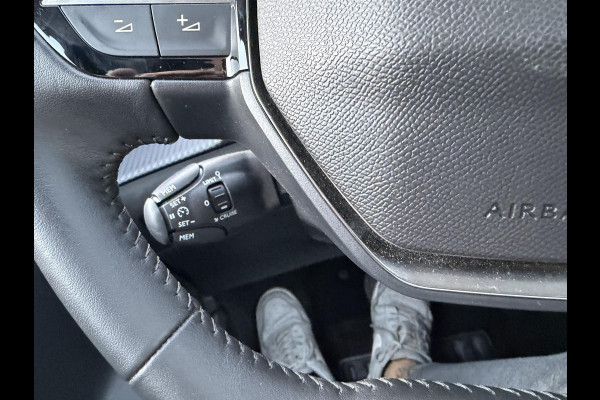 Peugeot 208 Hybrid e-DCS6 Allure VAN: 23.900,- VOOR: 20.877,- UW WKVOORDEEL: 3.023,- | RIJKLAARPRIJS | FABRIEKSGARANTIE t/m 03-2027 | TOPSTAAT! | KEYLESS ENTRY | APPLE CARPLAY-ANDROID AUTO| PARKEERSENSOREN VOOR EN ACHTER |